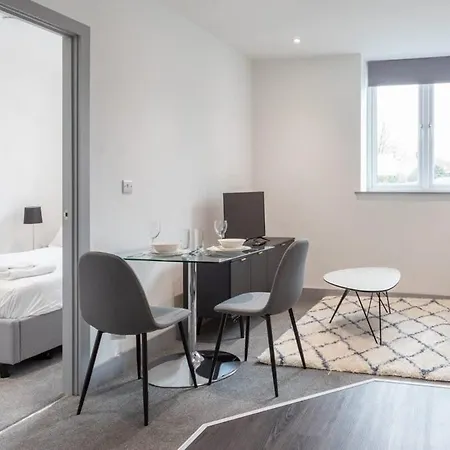 Lovely 1 Bedroom Apartment *