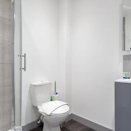 Lovely 1 Bedroom *