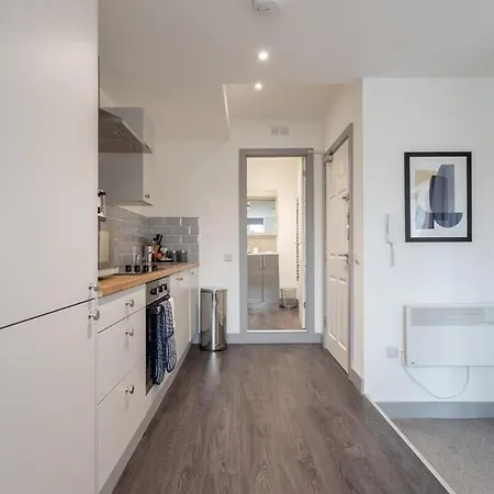 Lovely 1 Bedroom Apartment *